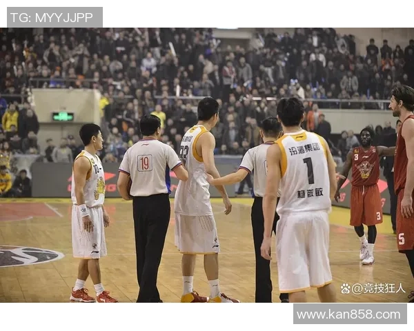 CBA精彩对决北京首钢与北控篮球队的巅峰对抗赛回顾