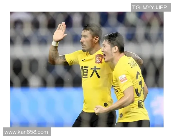 广州恒大与上海球队激战正酣谁能在这场对决中笑到最后